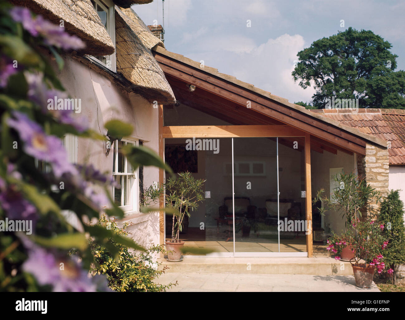 Ferienhaus-Erweiterung Haddenham. Außenansicht einer Hütte-Erweiterung mit einem geneigten Dach und Decke bis zum Boden Windows. Stockfoto