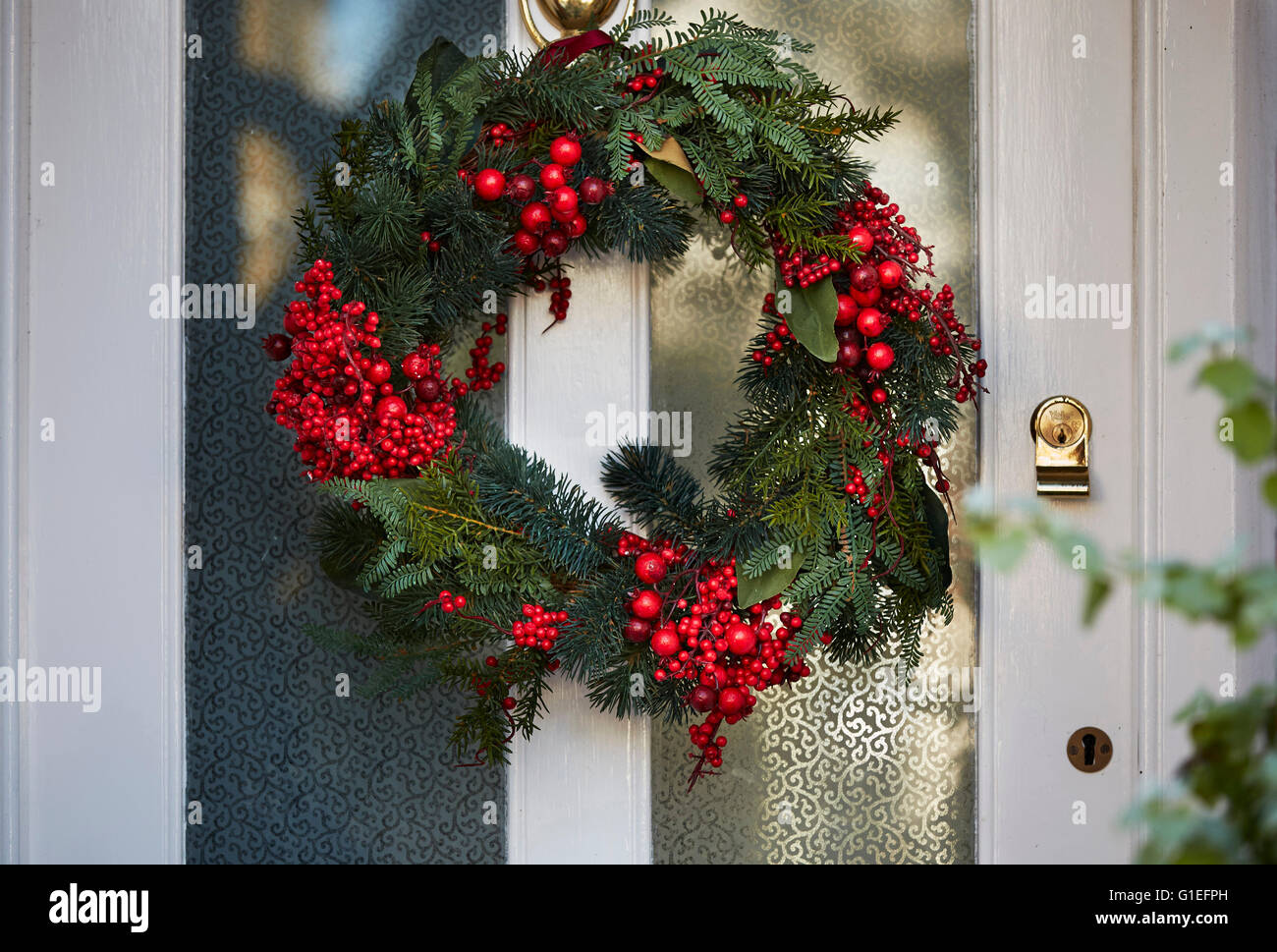Weihnachtsgirlande an Tür. Stockfoto