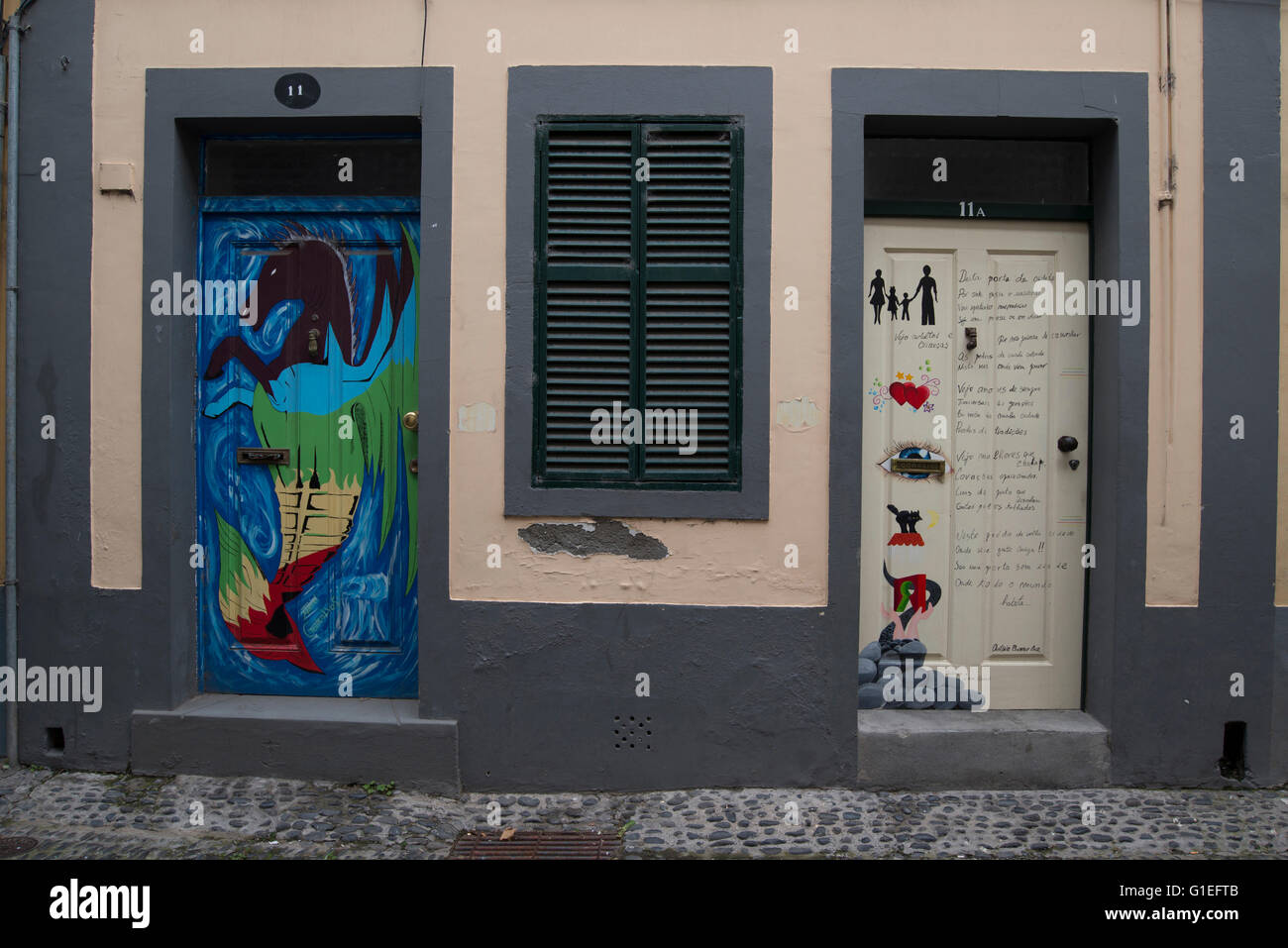 Türen im Bezirk und alten Stadt Straße Rua Santa Maria, Funchal, Madeira, Portugal der Künstler gemalt. Stockfoto