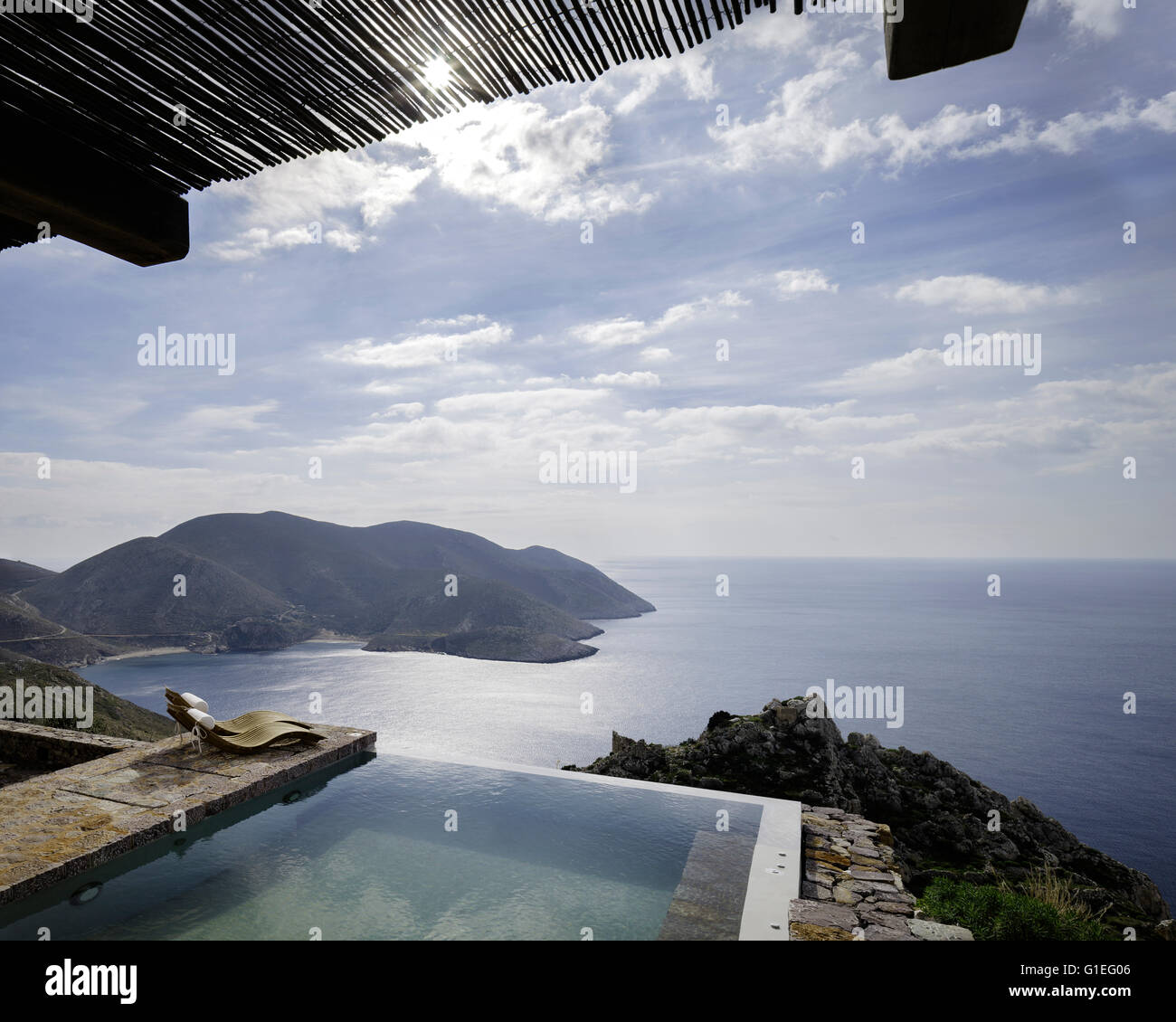 Tenaro blau Retreat in Mani, Griechenland. Blick auf den Pool und die liegen auf der steinernen Terrasse. Mit Blick auf die Küste. Stockfoto