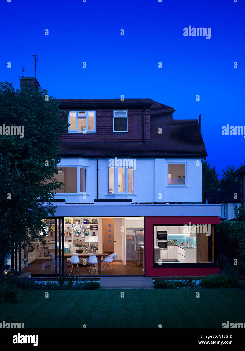 Eingeschossige Erweiterung, Mincheon Road, London. Blick auf offenen Wohnraum und Küche durch Glasschiebetüren an der Außenwand des Hauses. Stockfoto