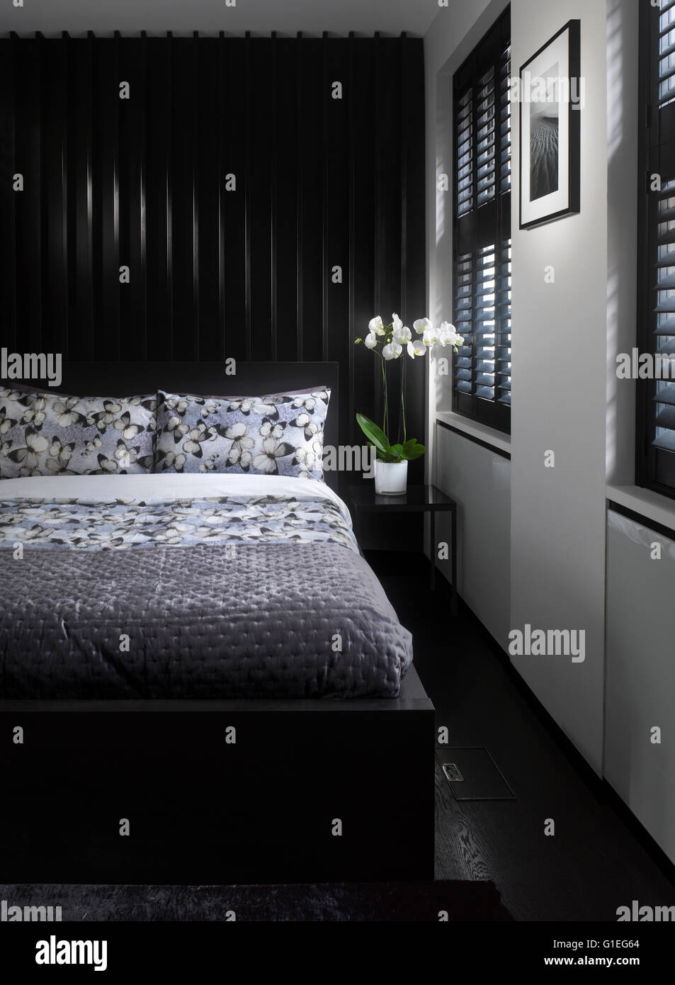 Master-Schlafzimmer mit modernen Möbeln Stockfoto