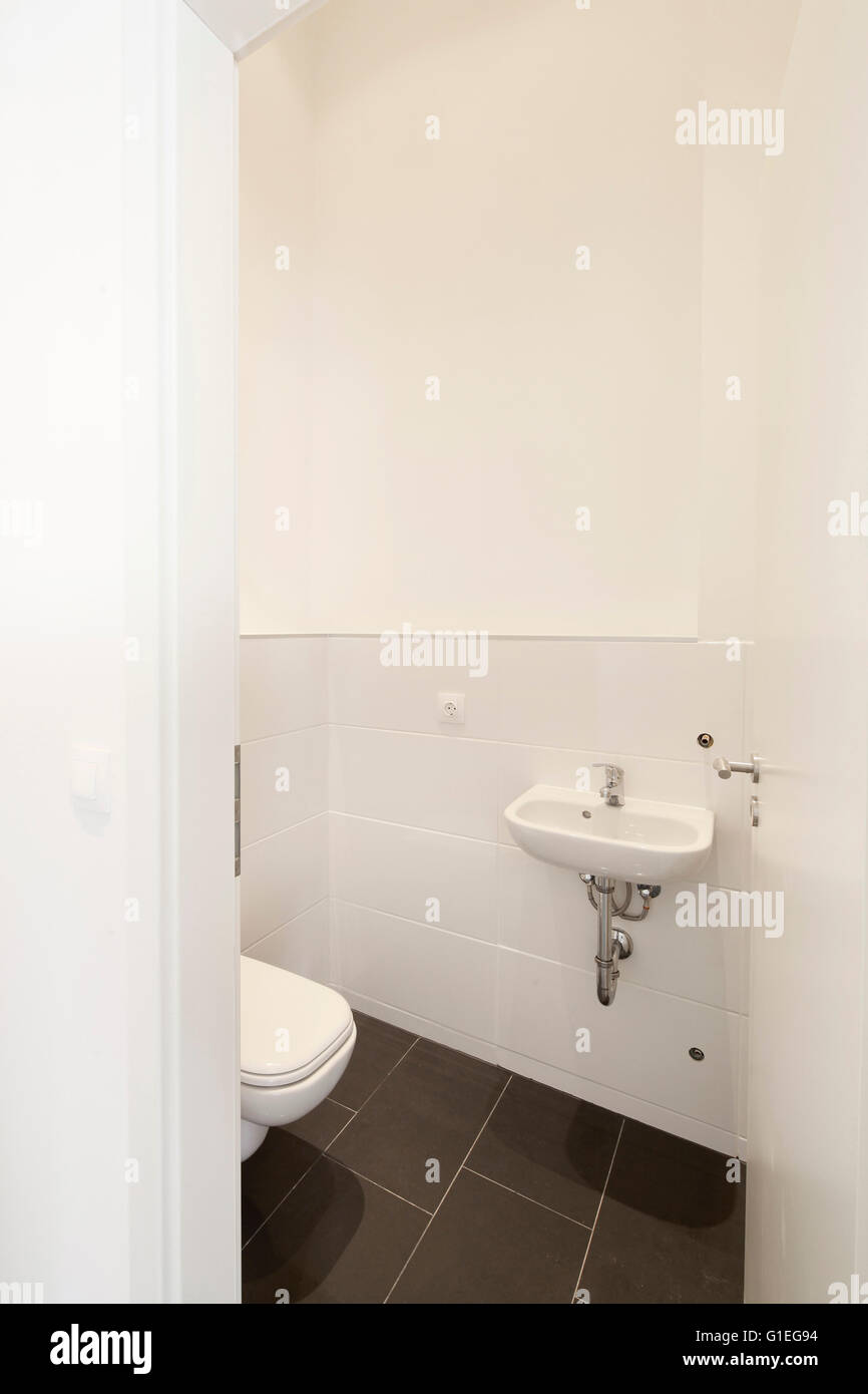 Buro, 53 Reichenberger Straße. Kleines Badezimmer mit weißen ... Buro, 53 Reichenberger Straße. Kleines Badezimmer mit weißen ...