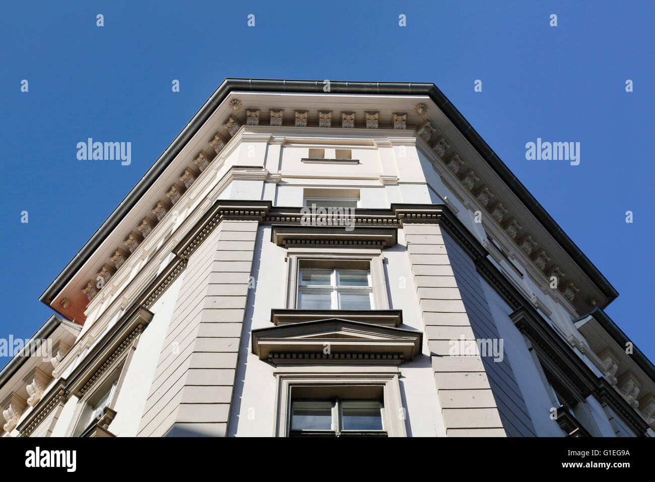 Buro, 53 Reichenberger Straße. Seitlicher Blick auf eine Außenwand des Bürogebäudes und Windows. Stockfoto