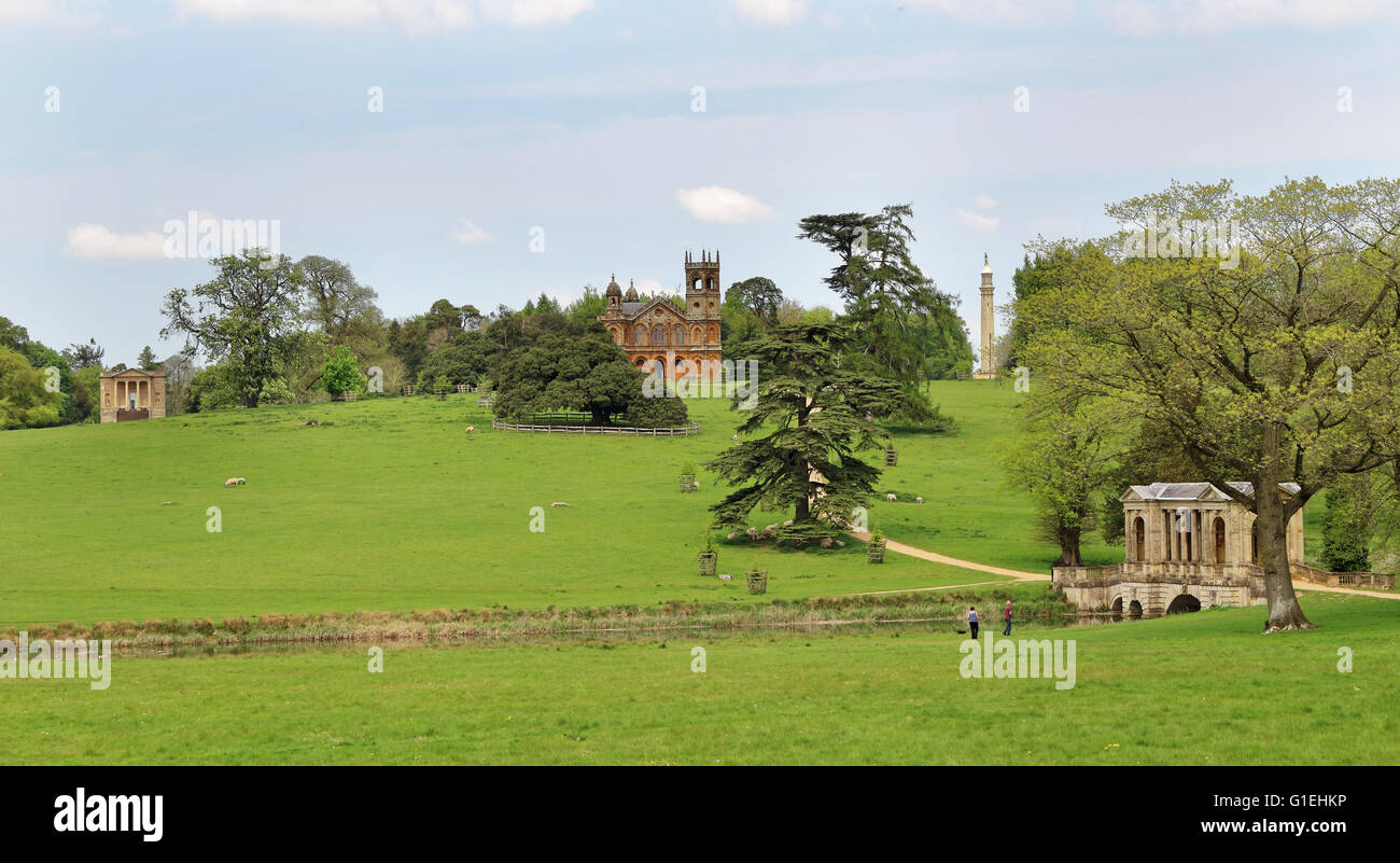 Stowe Landschaftsgarten in Buckinghamshire mit Palladio-Brücke und andere Denkmäler Stockfoto