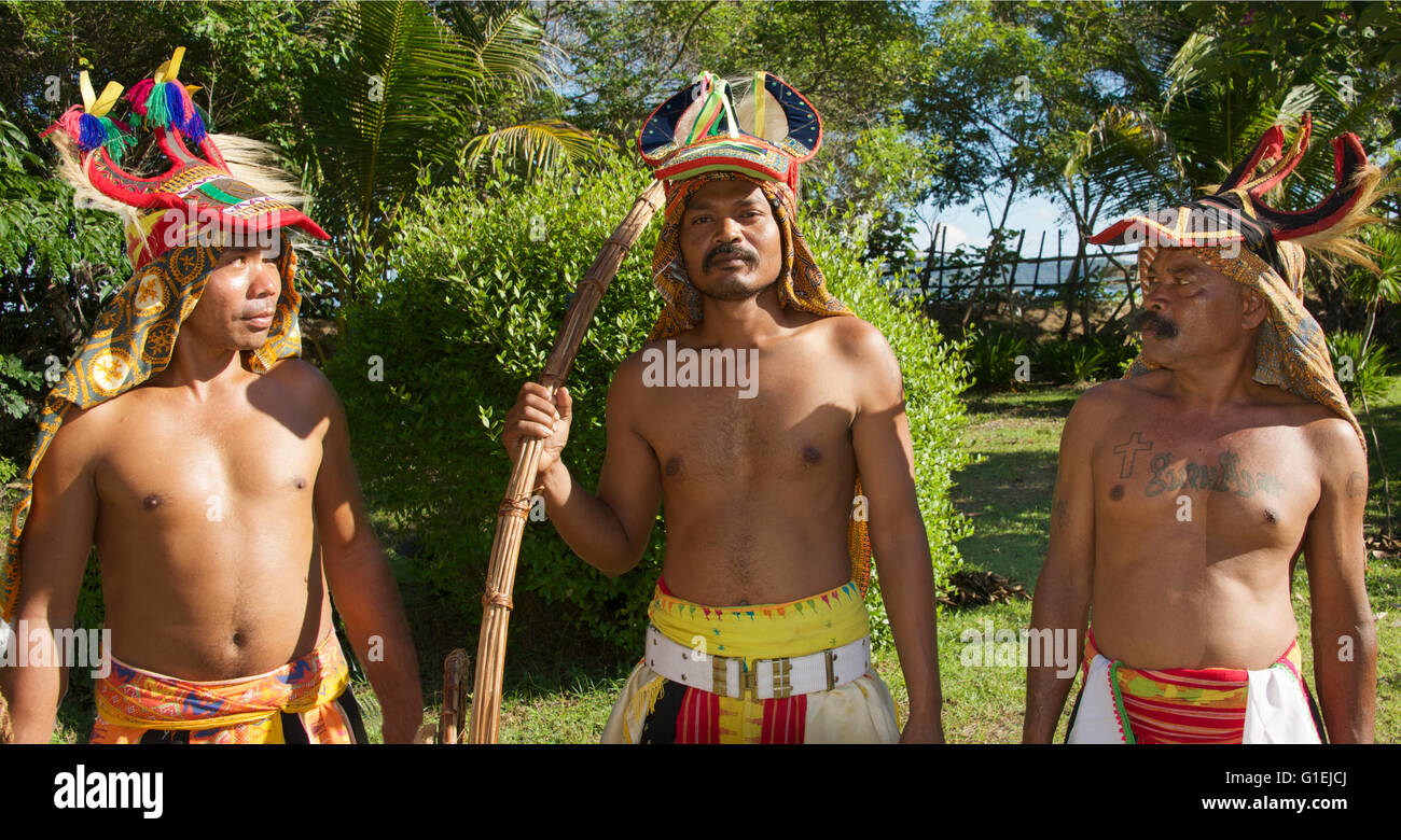 Drei tribal-Tänzerinnen in Kostüm Flores Indonesien Stockfoto