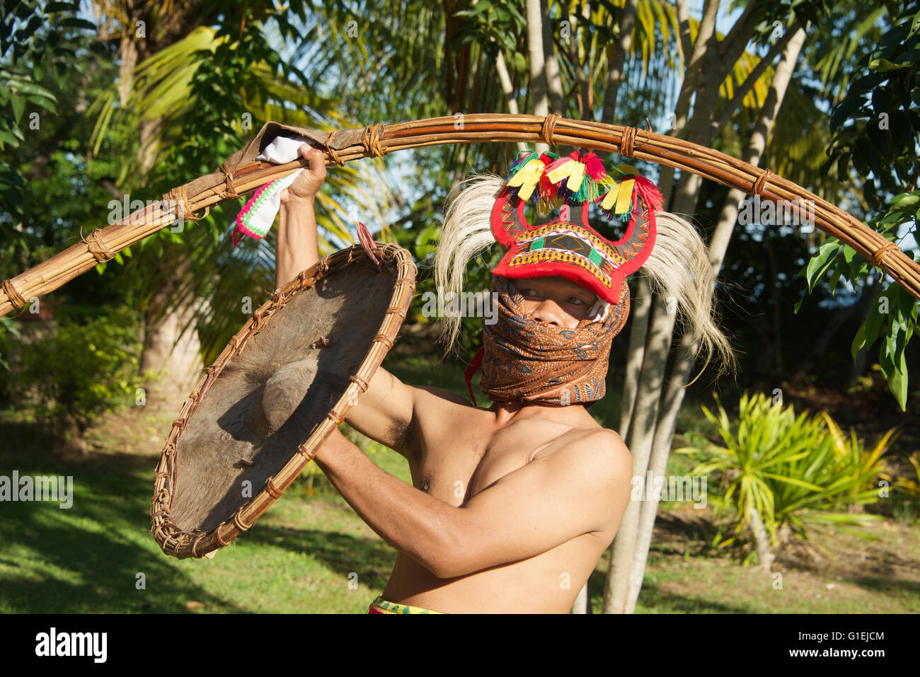 Stammes-Tänzer in Tracht mit Waffen Flores Indonesien Stockfoto