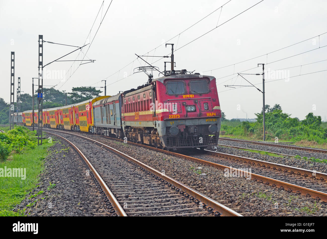 WAP-4 Klasse 5000 PS Elektrolokomotive der Indian Railways schleppen Double Decker d-Zug, ländlichen West Bengal, Indien Stockfoto