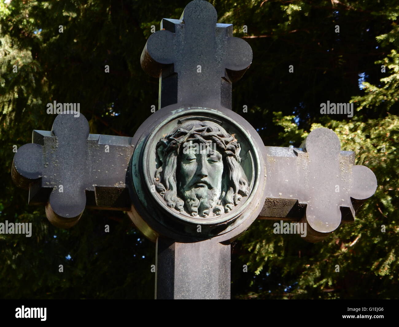 Kreuz mit dem Kopf von Jesus auf dem alten Friedhof in Bonn, Deutschland Stockfoto