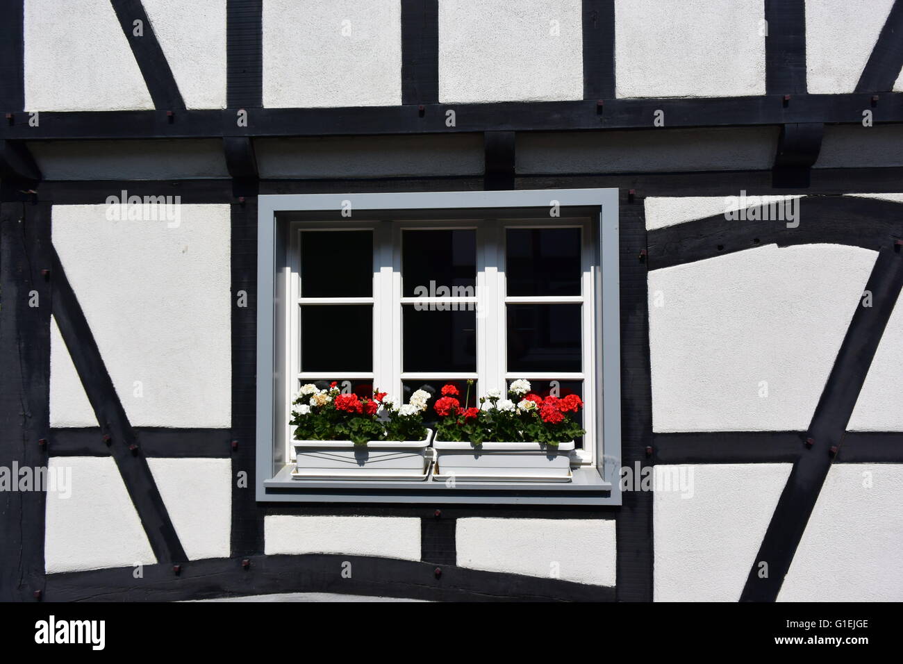 Fenster eines Gebäudes mit Rahmen Stockfoto