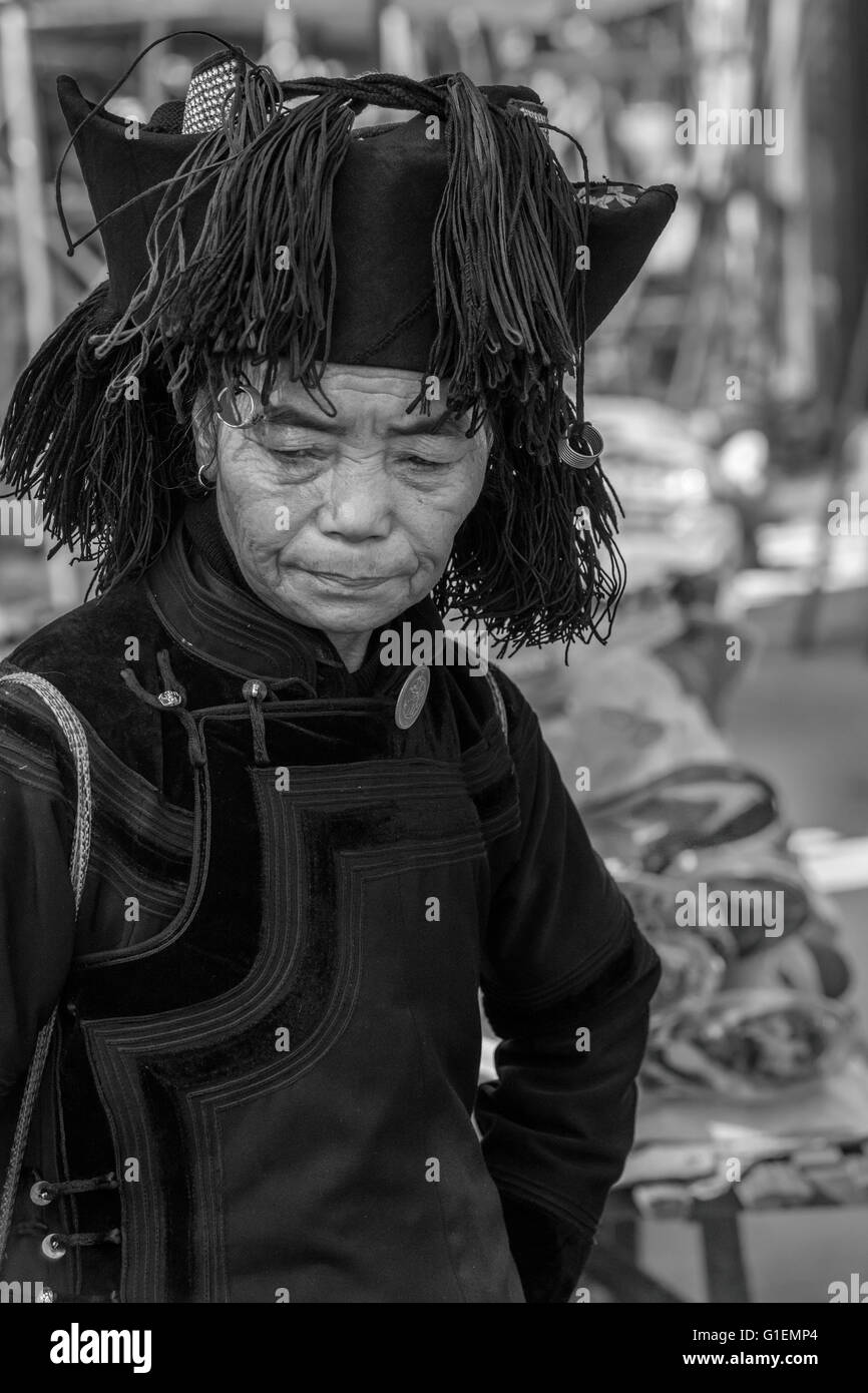 Porträt einer Matrone Yunnan Miao Shengcun Markt, Yuanyang County, Provinz Yunnan, China Stockfoto
