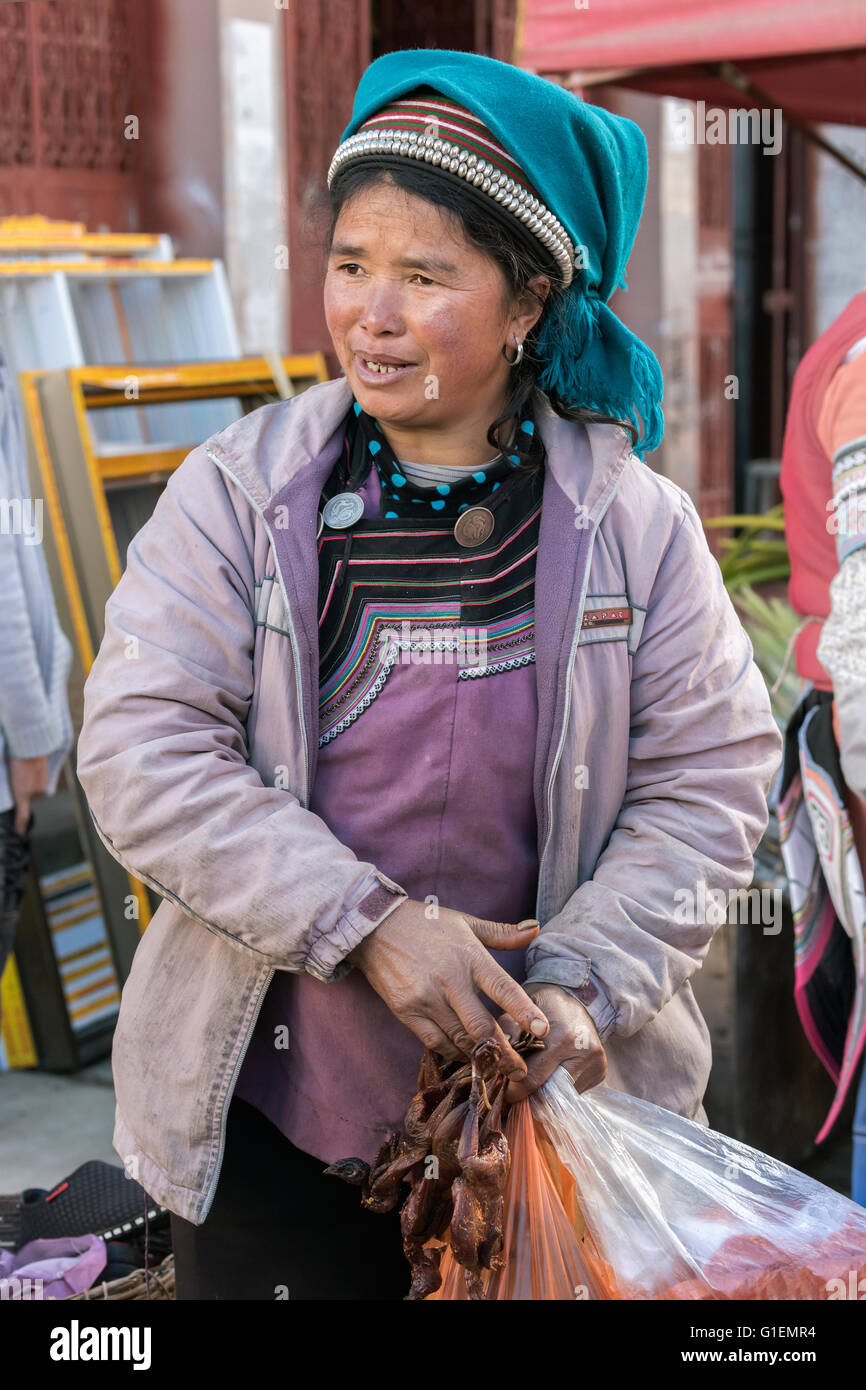 Yunnan Miao Frau und ihr Einkaufen, Shengcun Markt, Yuanyang County, Provinz Yunnan, China Stockfoto