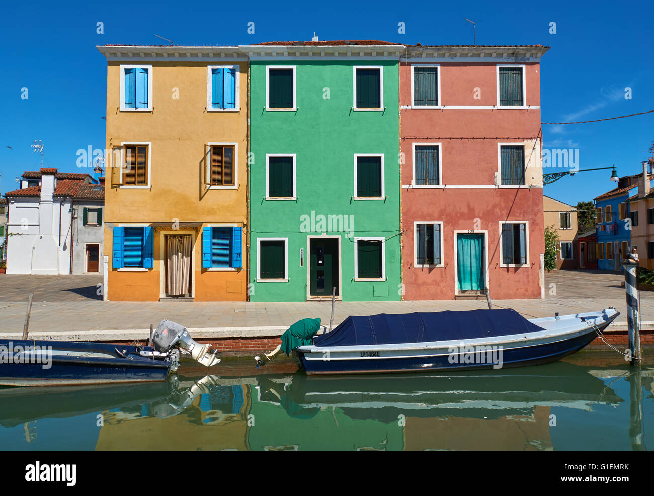 Farbenfrohen Gebäuden und Schnellboote in Burano, Venedig, Italien Stockfoto
