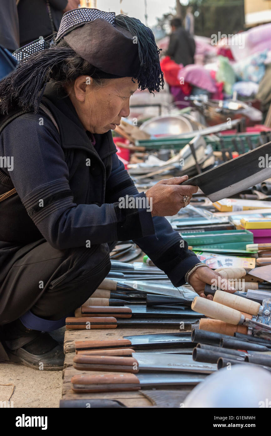 Frau Wahl ein Hackmesser, Shengcun Markt, Yuanyang County, Provinz Yunnan, China Stockfoto