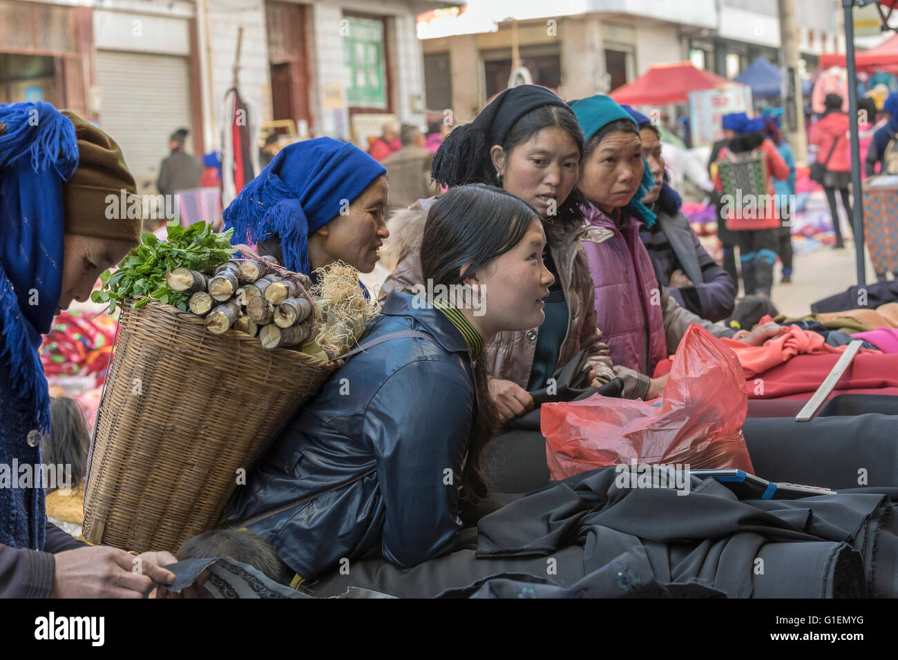 Frauen, die Wahl der Gewebe, Shengcun Markt, Yuanyang County, Provinz Yunnan, China Stockfoto