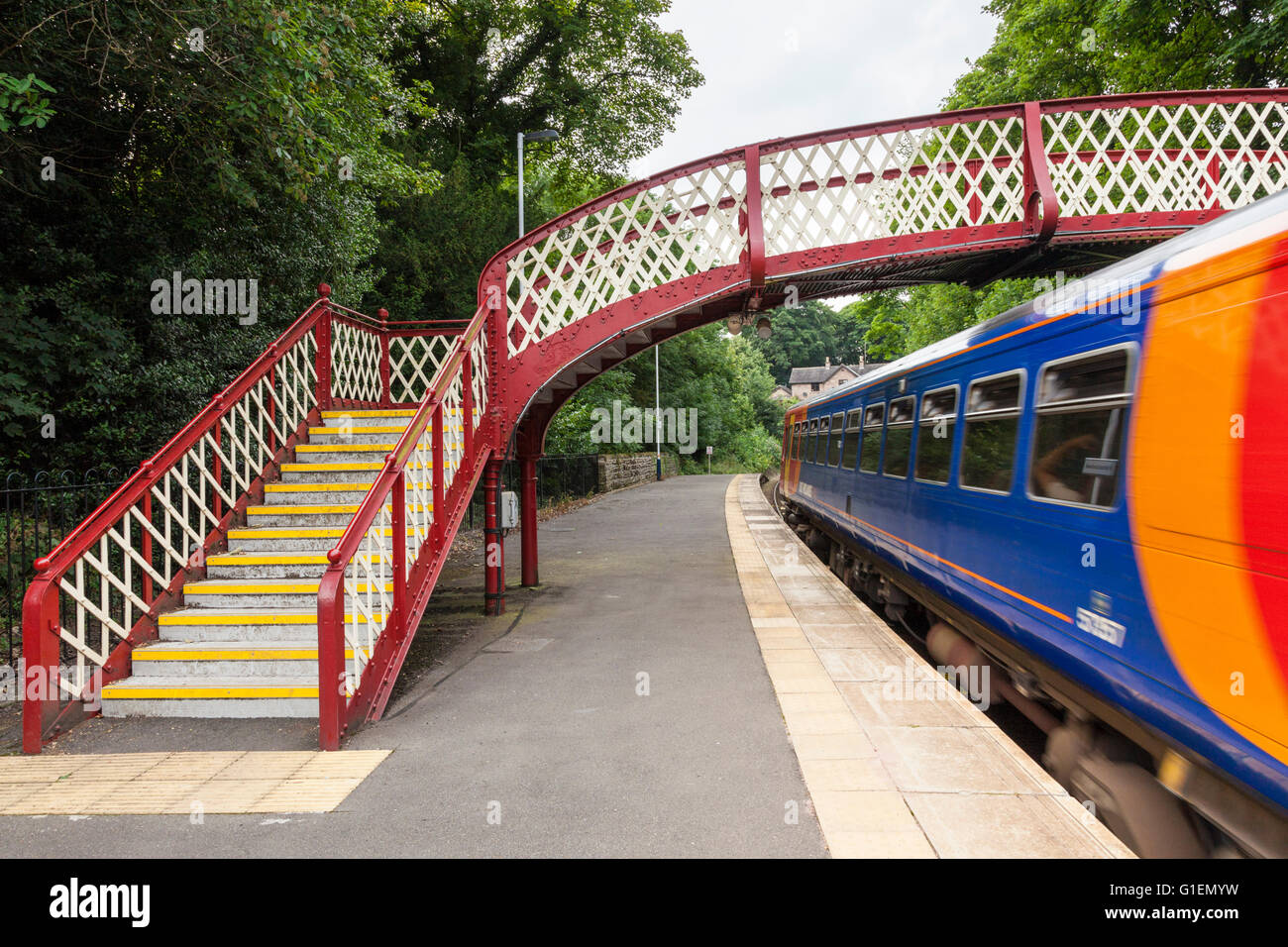 Zug an der ländlichen Whatstandwell Bahnhof, Derbyshire, England, Großbritannien anreisen Stockfoto