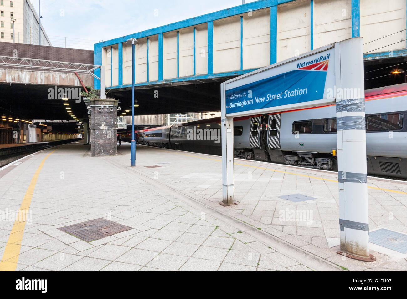 Birmingham New Street Station Zeichen auf einer Plattform mit einem Zug im Hintergrund, Birmingham, West Midlands, England, Großbritannien Stockfoto