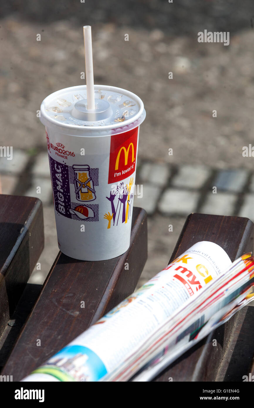 Tasse McDonald's Cola mit Stroh auf der Bank, McDonald's Drink Stockfoto