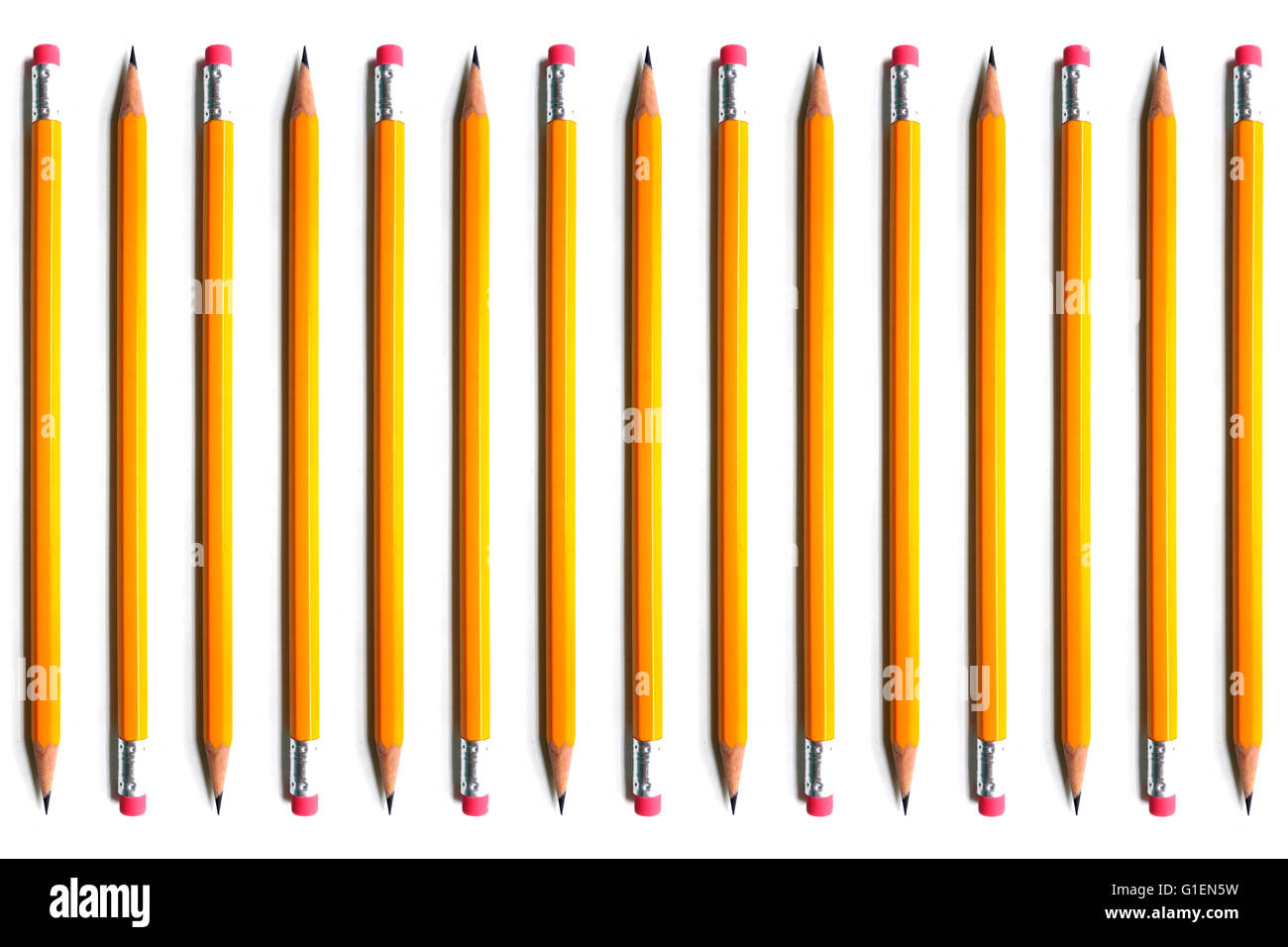 Eine Reihe von gelben Bleistifte vor weißem Hintergrund fotografiert. Stockfoto