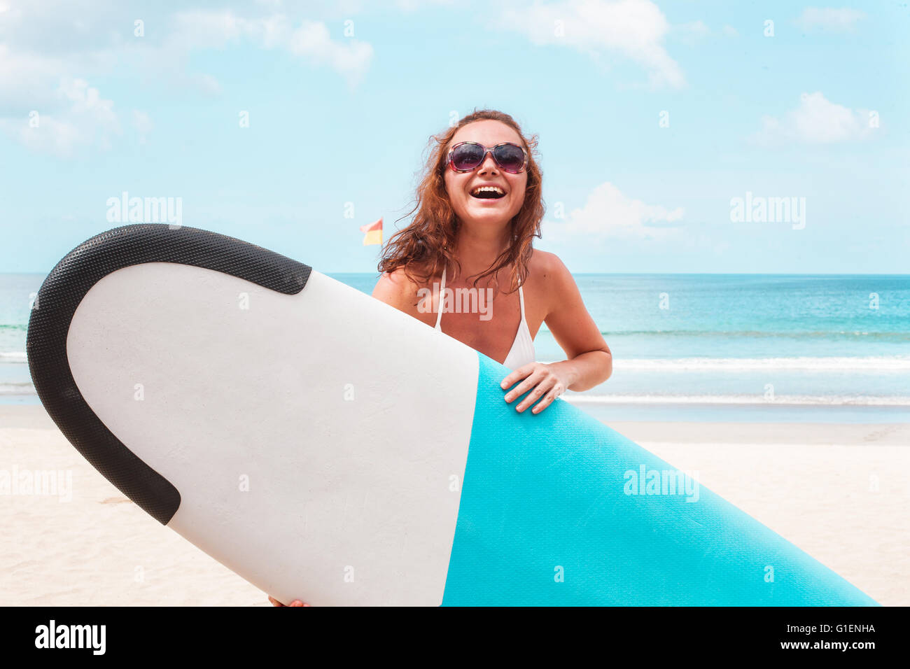 Mädchen auf den Wellen mit Surfbrett. Stockfoto