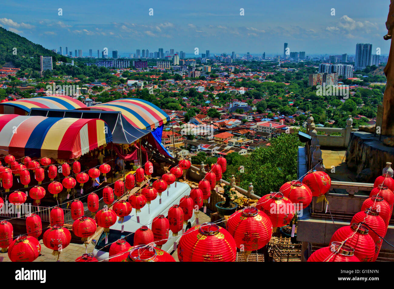 Penang Skyline von Kok Lok Si Buddhaist Tempel gesehen. Chinese New Year Feiern im Kek Lok Si Temple in Penang, Malaysia Stockfoto