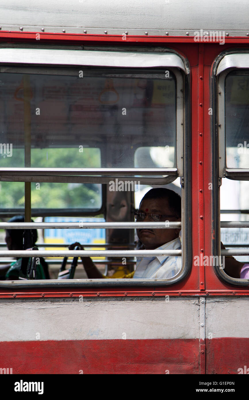 MUMBAI, Indien - 10. Oktober 2015: Unbekannter Mann im Bus. Busse nehmen mehr als 90 % des öffentlichen Verkehrs in den indischen Städten und s Stockfoto