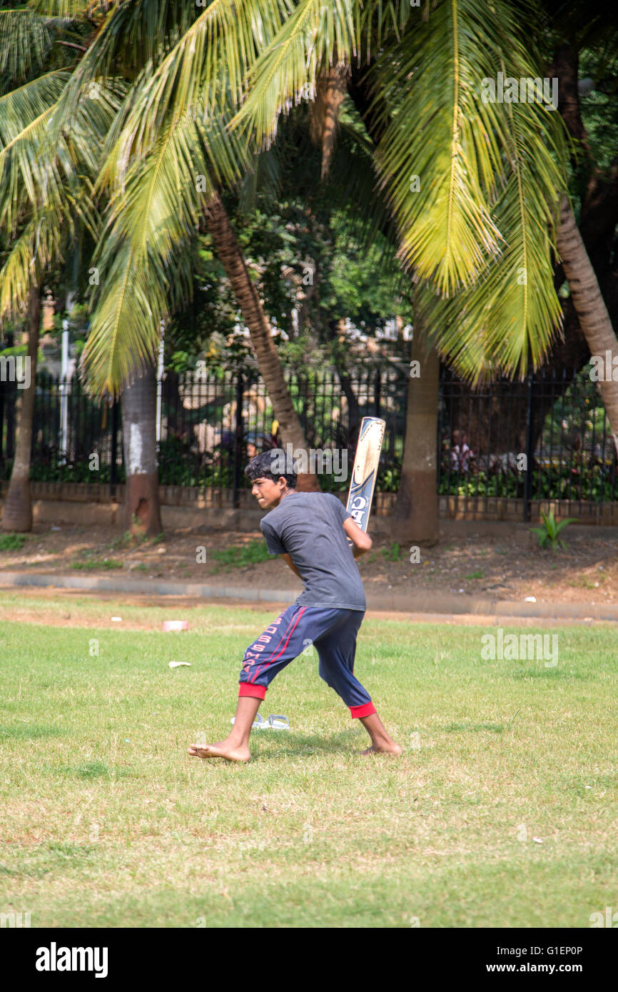 MUMBAI, Indien - 10. Oktober 2015: Mann spielen Cricket im Central Park in Mumbai. Kricket ist der populärste Sport in Indien. Stockfoto