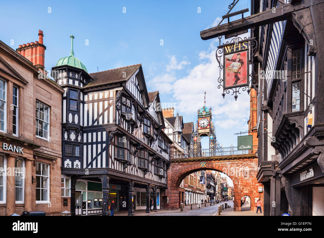 Foregate Street und das Eastgate Clock mit Eastgate Street neben dem Tor, Chester, Cheshire, England, UK Stockfoto