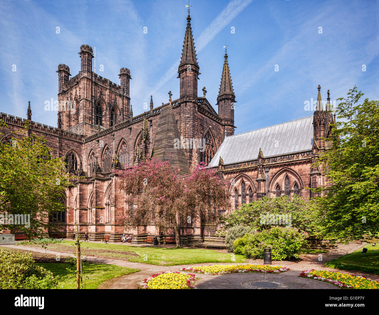 Ostende der Kathedrale von Chester, Cheshire, England, Großbritannien, aus dem Garden of Remembrance des Cheshire Regiment. Stockfoto