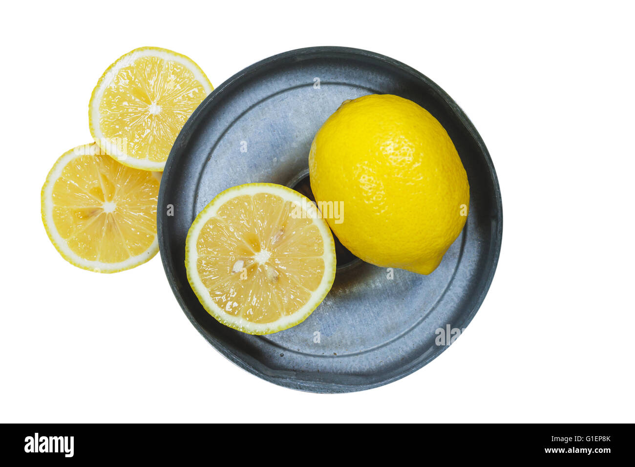 In Scheiben geschnittenen Zitronen isoliert auf weißem Hintergrund. Stockfoto