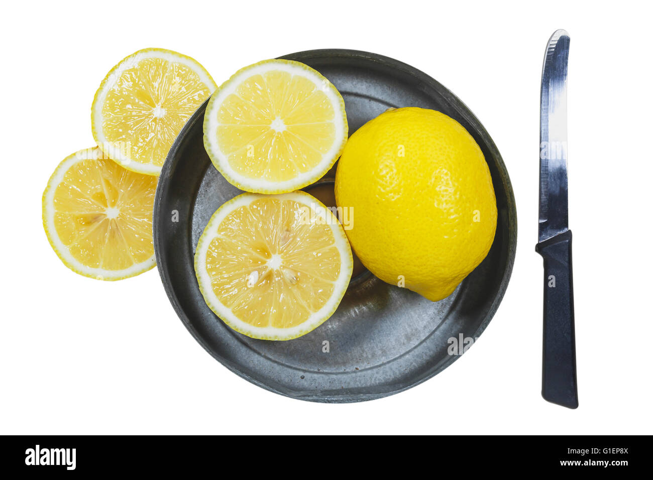 In Scheiben geschnittenen Zitronen mit Messer isoliert auf weißem Hintergrund. Stockfoto