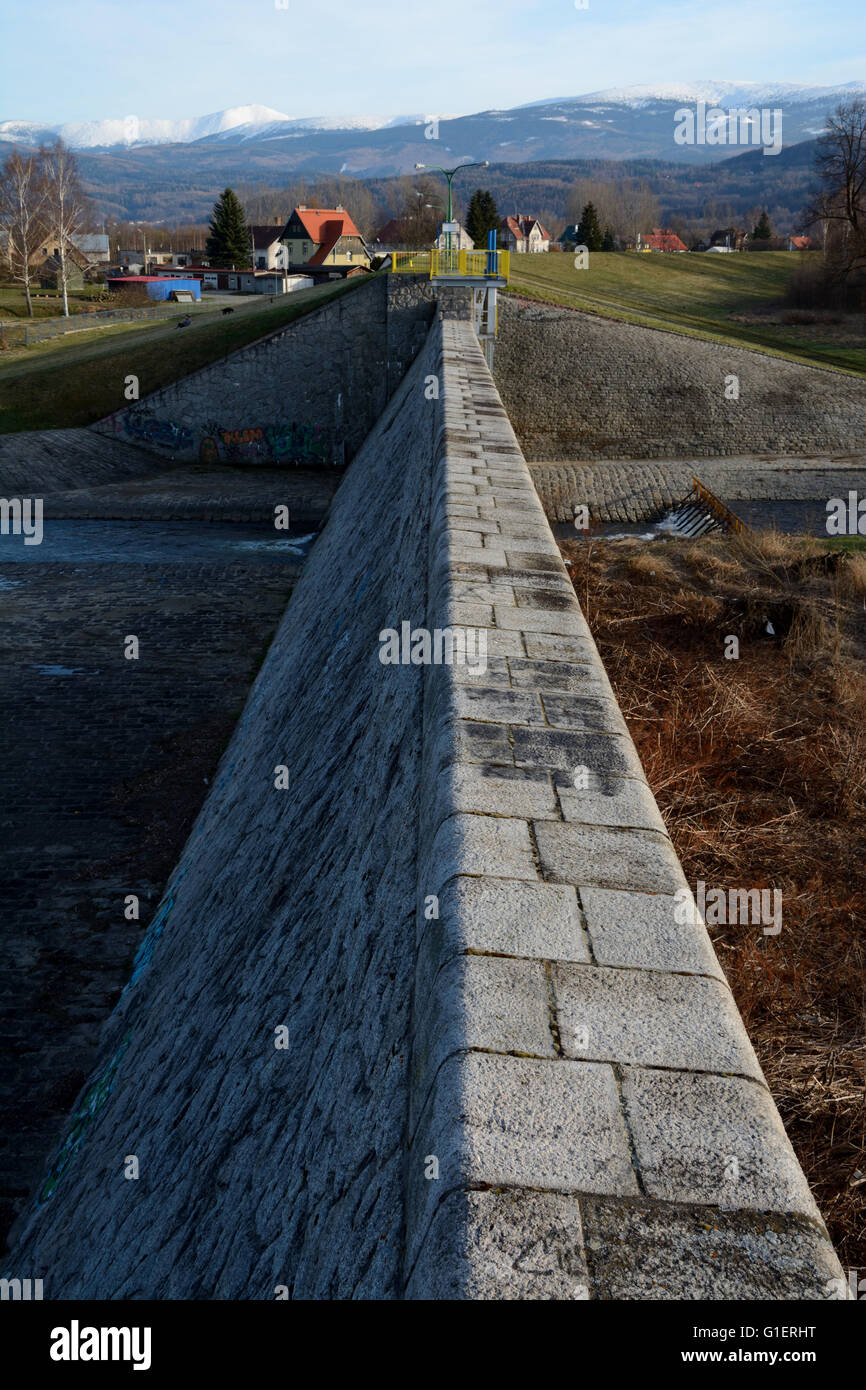 Staudamm am Fluss Kamienna in der Nähe von Hirschberg im Riesengebirge in Polen Stockfoto