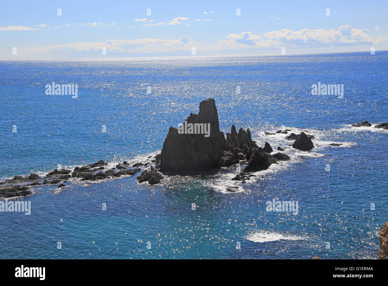 Blick über Meer und Felsen von Arrecife de Las Sirenas, Naturpark Cabo de Gata Nijar, Almeria, Spanien Stockfoto