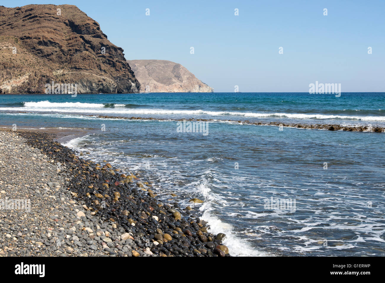 Küsten-Ansicht Landzungen und Wellen Las Negras, Naturpark Cabo de Gata, Almeria, Spanien Stockfoto
