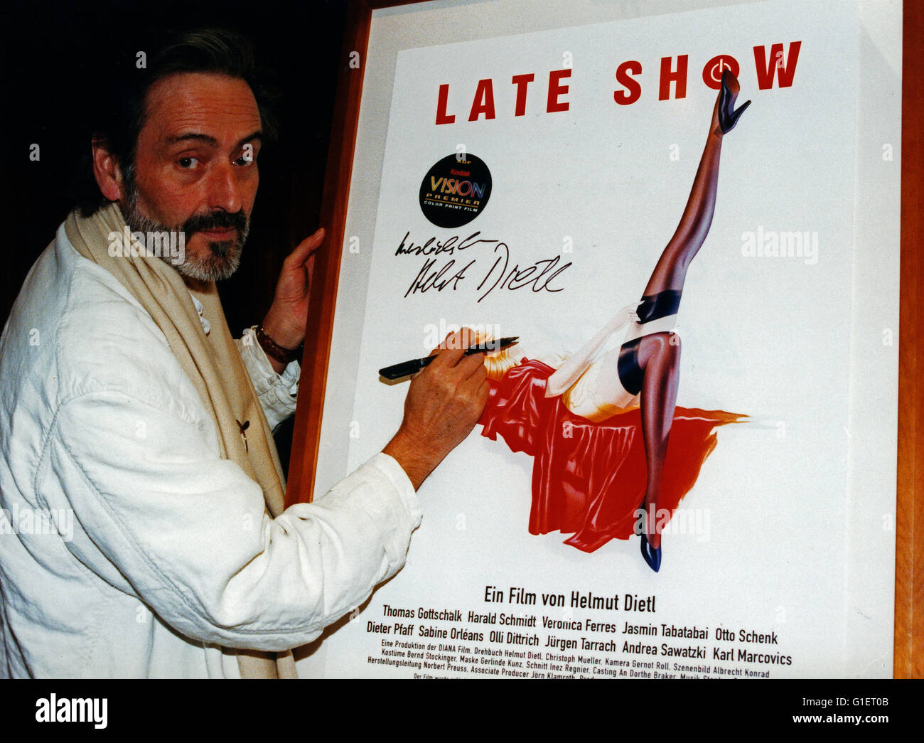 Der Deutsche Regisseur Helmut Dietl Signiert Das Filmplakat von "Late Show", 1990er Jahre Deutschland. Deutscher Regisseur Helmut Dietl Unterzeichnung das Plakat seines Films "Late Show", Deutschland der 1990er Jahre. Stockfoto