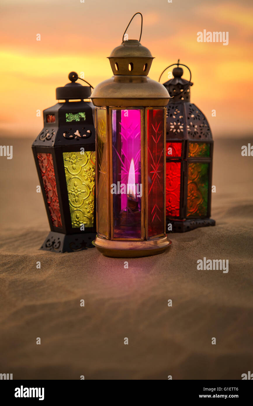 Ramadan-Laterne auf Wüste während eines Sonnenuntergangs in Dubai Vereinigte Arabische Emirate Stockfoto