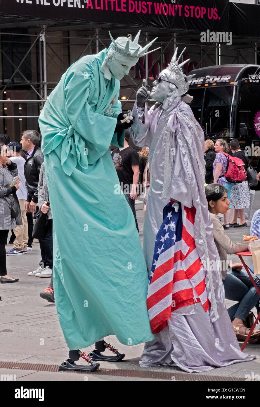 Straßenmusiker verkleidet als Mr. und Mrs Statue of Liberty einen heftigen Streit in Midtown Manhattan, New York City Times Square haben Stockfoto