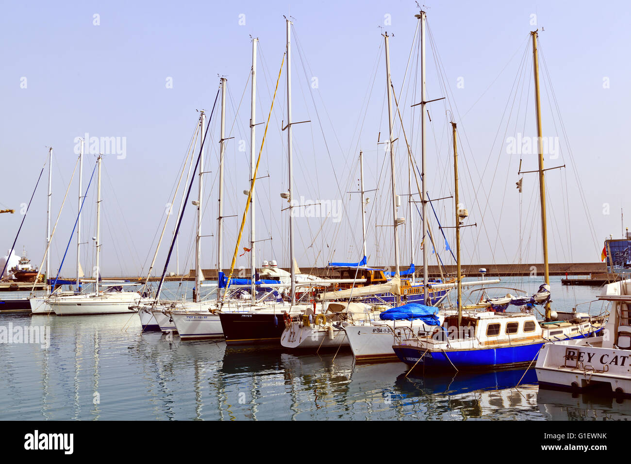 Yachten vor Anker im Hafen von Burriana Stockfoto