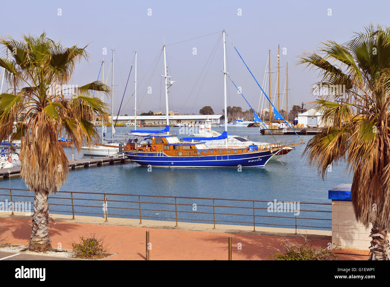 Holzrumpf Yacht vor Anker im Hafen von Burriana, Spanien Stockfoto