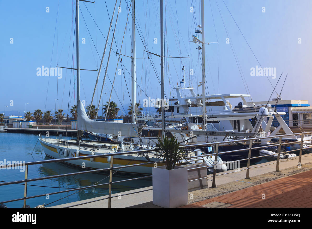 Reflexion in blau getönten Fenster von Luxus-Yachten vor Anker im Hafen von Burriana Stockfoto