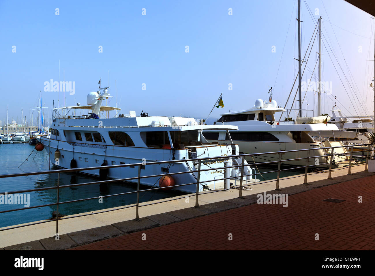 Reflexion in blau getönten Fenster von Luxus-Yachten vor Anker im Hafen von Burriana Stockfoto