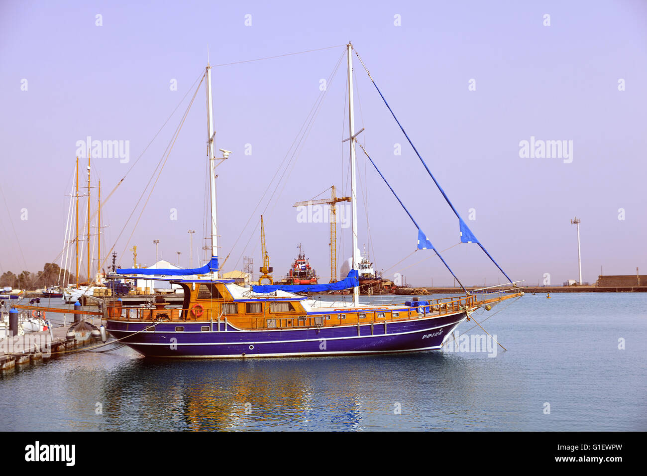 Holzrumpf Yacht vor Anker im Hafen von Burriana, Spanien Stockfoto