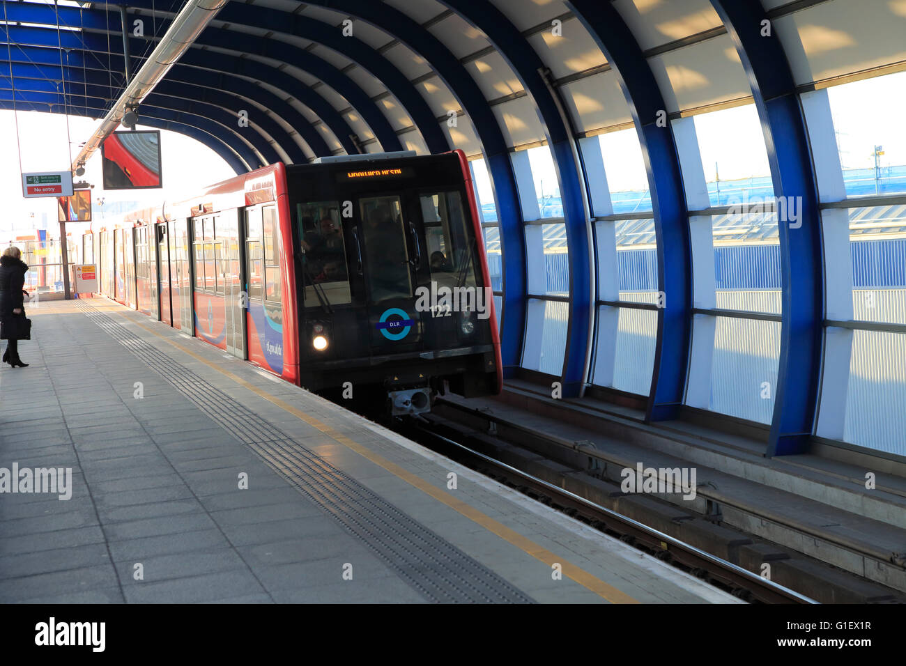 Die Docklands Light Railway Bahn im City Airport Station, London, England, Großbritannien Stockfoto