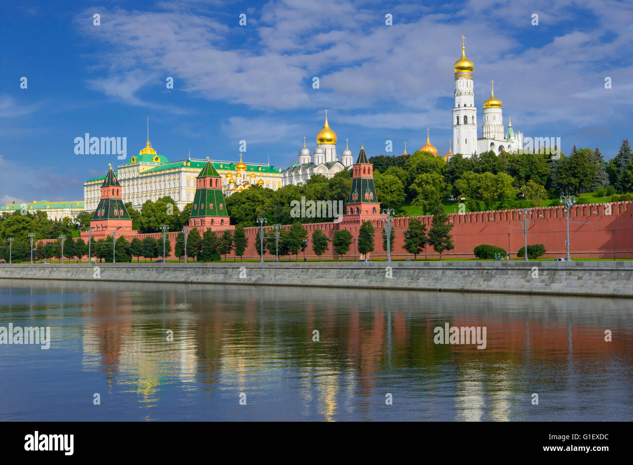 Ansicht des Kreml Kirchen und Türme aus Moskau-Fluss-Brücke Stockfoto