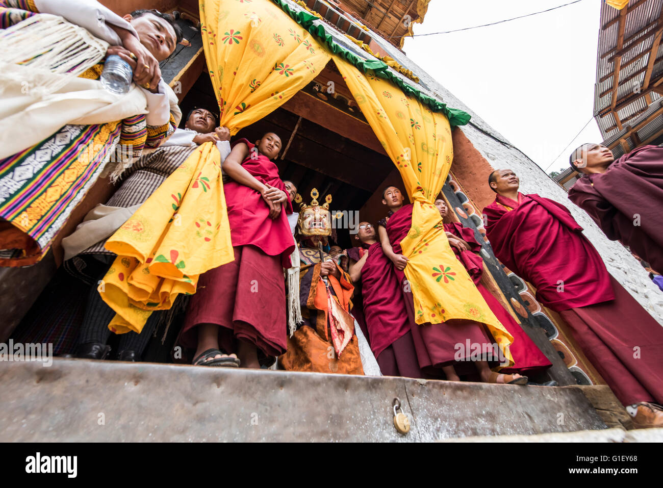 Maskierte Gestalten des Tanzes von schrecklichen Gottheiten (Tungam) auf religiöse Festival Paro Bhutan Stockfoto