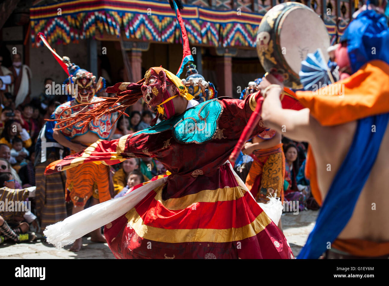 Tanz der furchterregenden Gottheiten (Tungam) auf religiöse Festival Paro Bhutan Stockfoto