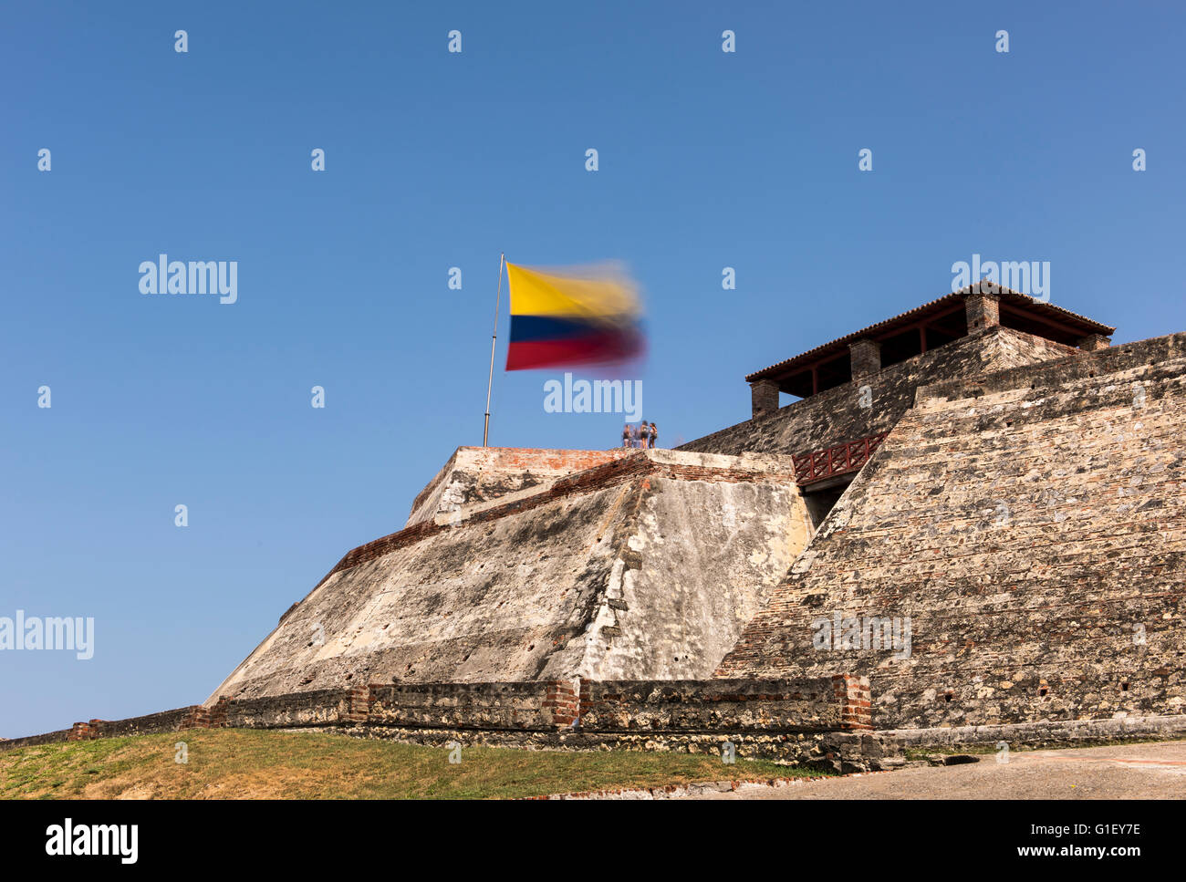 Castillo San Felipe de Barajas und kolumbianische Flagge Cartagena de Indias, Kolumbien, Südamerika Stockfoto