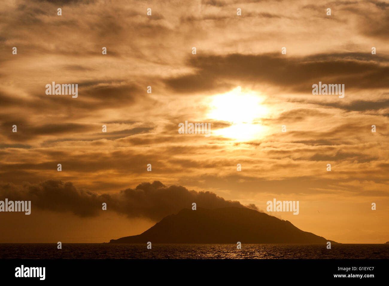 Sonnenaufgang über dem aktiven Vulkan Whakaari White Island Neuseeland Stockfoto