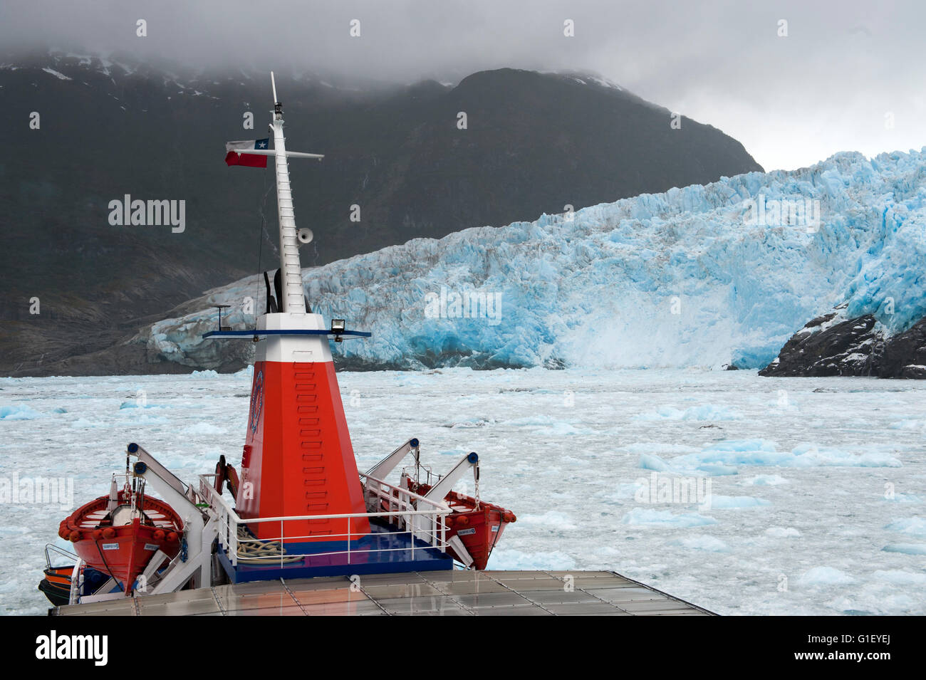 Touristenboot durch Amalia Gletscher oder Skua Gletscher Bernardo O' Higgins Nationalpark Patagonien Chile Stockfoto