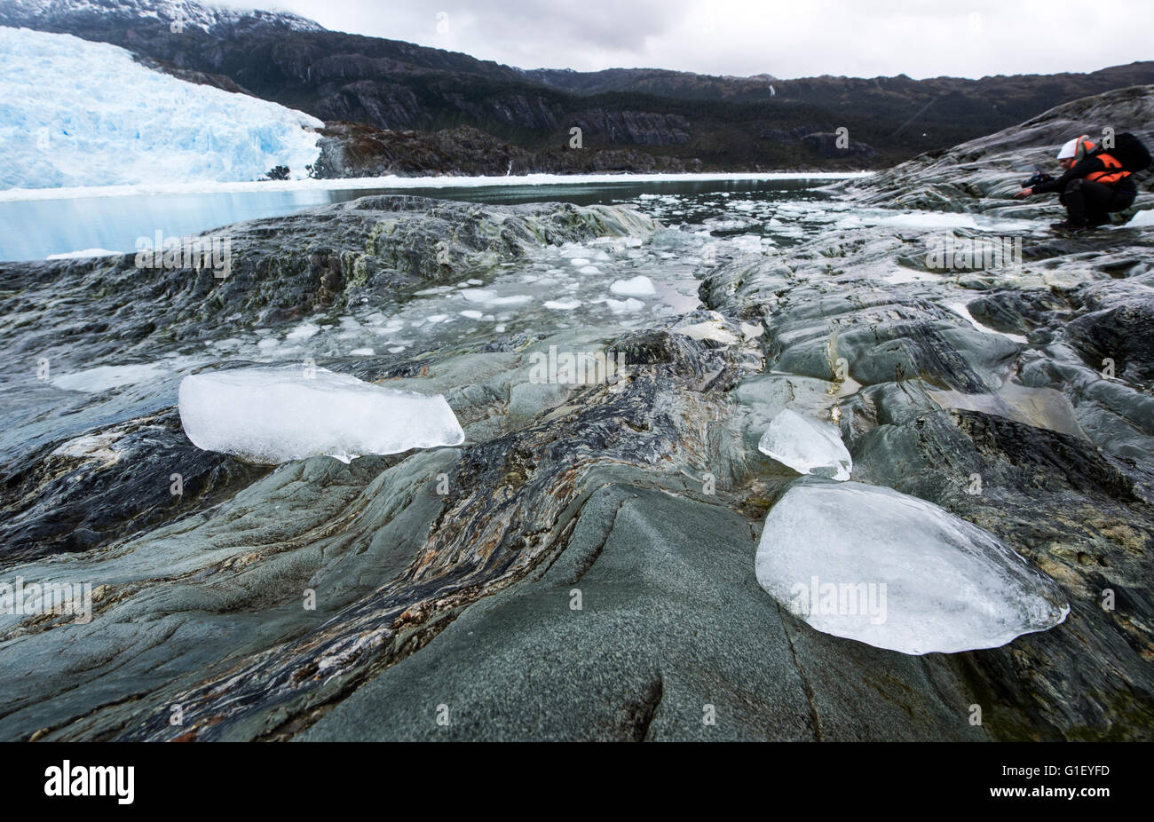 Touristen fotografieren Brujo Gletscher Asien Fjord Patagonien Chile Stockfoto
